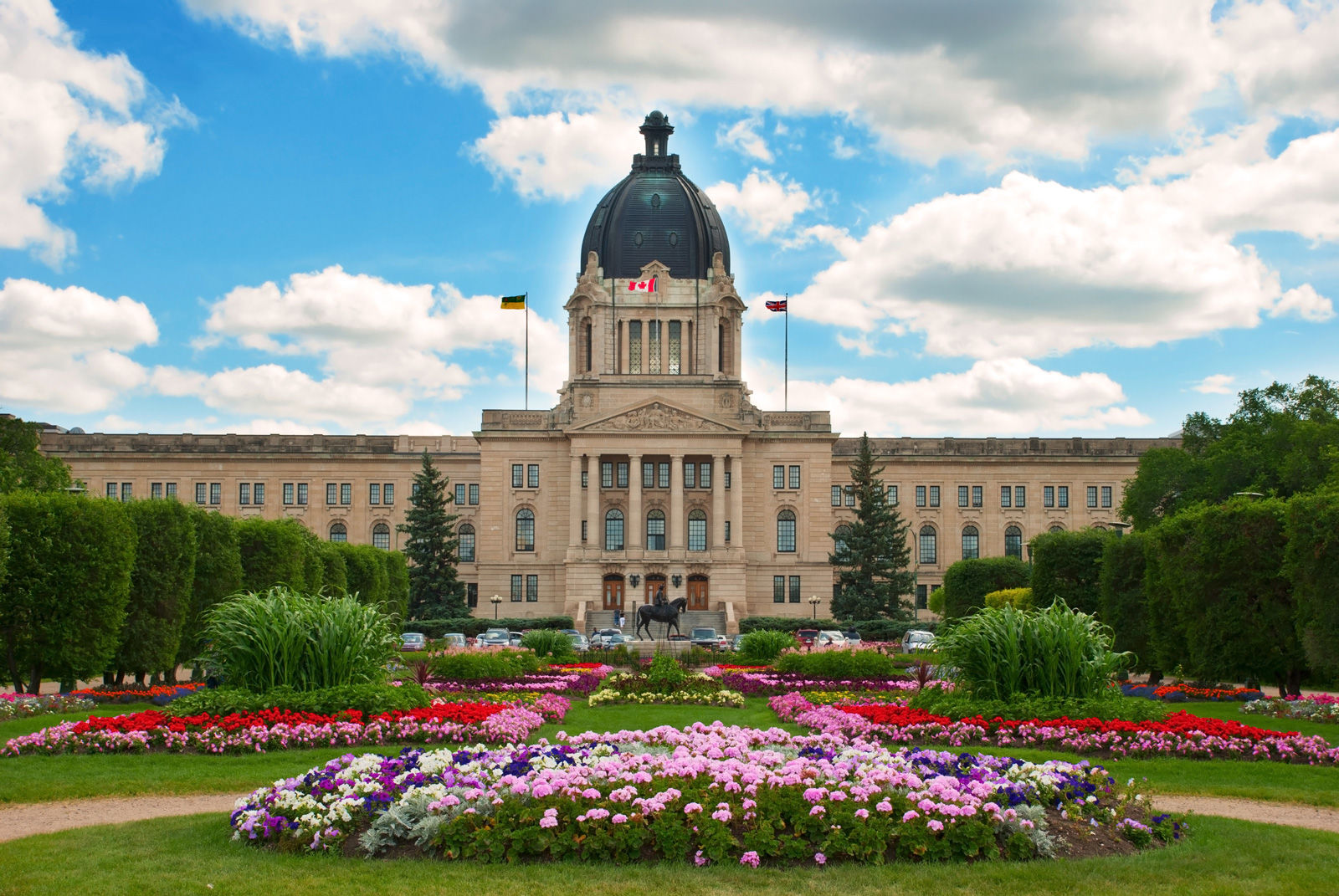Explore history from your hotel in Regina and see historical landmarks such as the Legislature of Saskatchewan in its beaux-arts architectural style.&nbsp;